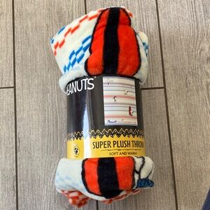 NWT Peanuts Colorful Plush Throw Blanket